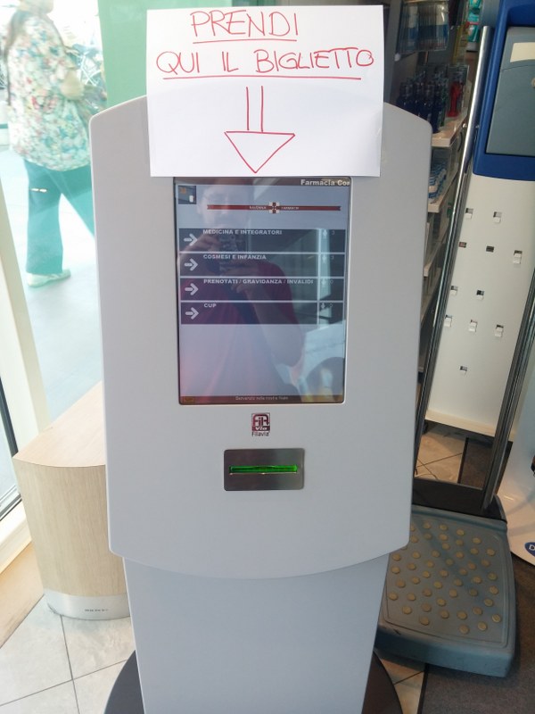  Eliminacode farmacia Ravenna totem multimediale touchscreen